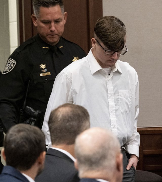3월 미국 조지아주 애틀랜타 마사지 업소 3곳에서 총기를 난사해 아시아계 6명을 포함해 8명을 숨지게 한 로버트 에런 롱이 27일 법정에 서 있다. 그는 이날 종신형을 선고받았다. 애틀랜타저널컨스티튜션 제공