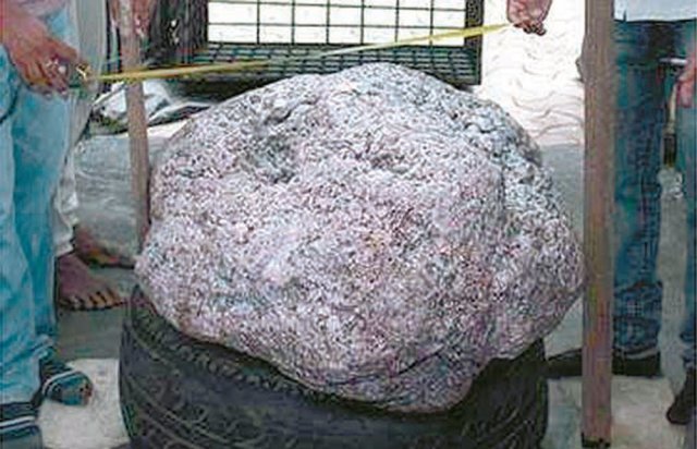 스리랑카 라트나푸라에서 발견된 세계 최대 크기의 스타사파이어 원석 ‘세렌디피티’. 무게는 약 510kg으로 250만 캐럿에 해당하며 1억 달러(약 1155억 원)의 가치를 지녔다고 평가받고 있다. BBC 사이트 화면 캡처