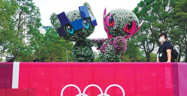 일본 도쿄 오다이바 인근 공원에 설치된 2020 도쿄올림픽·패럴림픽 마스코트 ‘미라이토와’(왼쪽)와 ‘소메이티’ 조형물. 무관중 경기가 펼쳐지면서 마스코트가 찬밥 신세로 밀려났다. 도쿄=AP 뉴시스