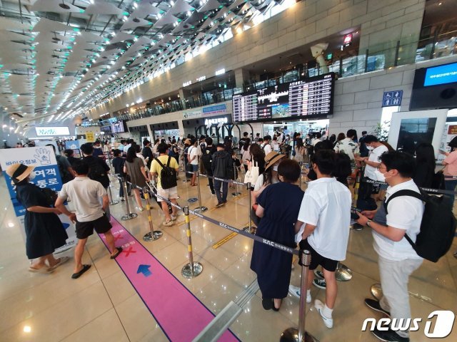 29일 오전 서울 강서구 김포공항 국내선 출국장에 여행을 떠나는 시민들로 북적이고 있다. 2021.7.29/뉴스1 © News1