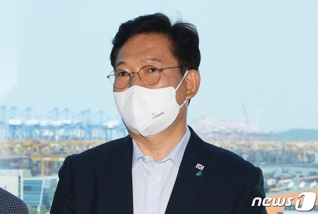 송영길 더불어민주당 대표가 29일 오전 부산 강서구 부산항만공사 신항사업소 부산항홍보관을 찾아 현장을 둘러보고 있다. 2021.7.29/뉴스1 (부산=뉴스1)