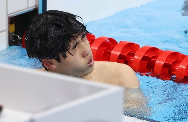 수영 황선우가 28일 오전 일본 도쿄 아쿠아틱스센터에서 열린 '2020 도쿄올림픽' 남자 100m 자유형 준결승전을 마치고 머리의 물기를 털어내고 있다. 이날 황선우는 남자 수영 100m 자유형 준결승에서 3위로 골라인에 들어와 100m 자유형 47초 56으로 한국, 아시아 신기록을 갱신했다. 2021.7.28/뉴스1