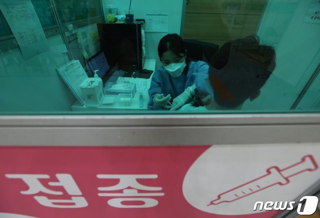 27일 서울 중구 예방접종센터에서 한 시민이 백신접종을 하고 있다./뉴스1 © News1