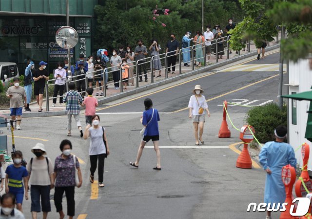 서울 동작구보건소 선별진료소에서 시민들이 검체 검사를 받기 위해 줄을 서 있다. 2021.7.29/뉴스1 © News1