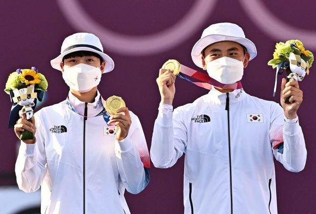 금메달 획득한 안산 선수(왼쪽)와 김제덕 선수