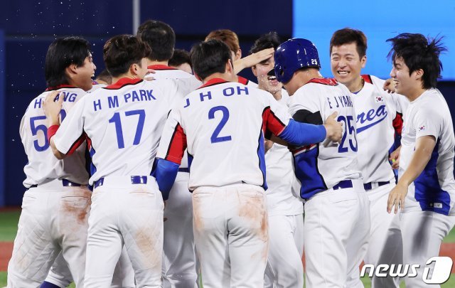 야구 대표팀 선수들이29일 오후 일본 요코하마 스타디움에서 열린 ‘2020 도쿄올림픽’ 대한민국과 이스라엘의 야구경기에서 승리를 거둔 후 기뻐하고 있다. 2021.7.29/뉴스1 © News1