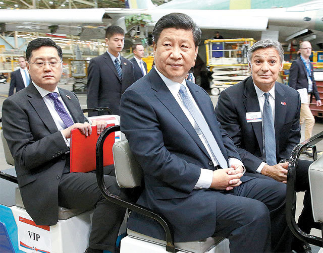 2015년 시진핑 중국 국가주석(가운데)이 미국 워싱턴주 에버렛에 있는 보잉 공장을 방문했을 당시 중국 외교부 의전국장이었던 친강 주미 중국대사(왼쪽)가 시 주석 뒤에 앉아 수행하고 있다. 워싱턴=AP 뉴시스