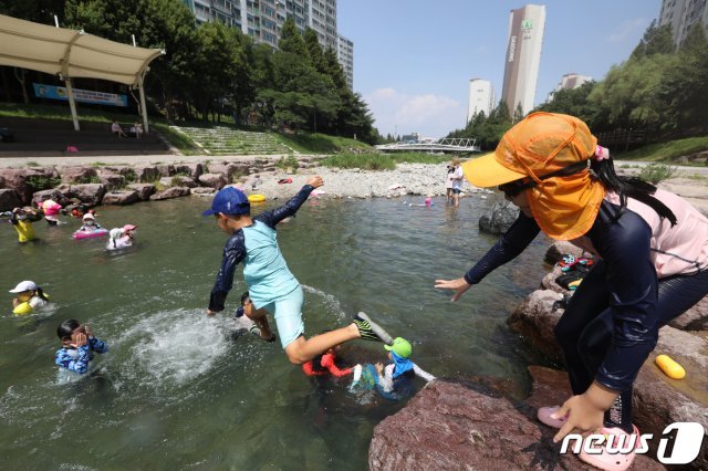 29일 오후 경남 김해시 대청천을 찾은 어린이들이 폭염 속 물놀이를 즐기고 있다. 2021.7.29/뉴스1 © News1