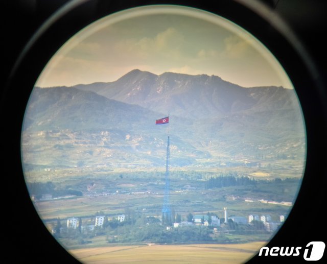 북한 기정동 마을의 인공기. 2020.9.25/뉴스1 © News1