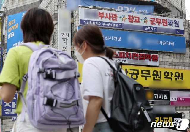 서울의 한 학원가를 찾은 학생들 모습. 2021.7.28/뉴스1 © News1