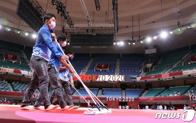 26일 오후 일본 도쿄 지요다구 무도관에서 열린 ‘2020 도쿄올림픽’ 유도 경기 도중 그라운드를 소독하고 있다.(자료사진) 2021.7.26/뉴스1 © News1