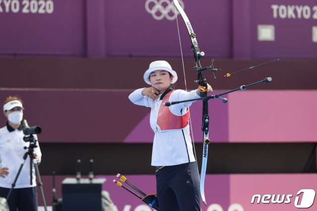 양궁 강채영이 30일 일본 도쿄 유메노시마 공원 양궁장에서 열린 ‘2020 도쿄올림픽’ 여자 개인전 8강에서 러시아올림픽위원회의 예레나 오시포바를 상대로 경기를 하고 있다. 2021.7.30/뉴스1 © News1