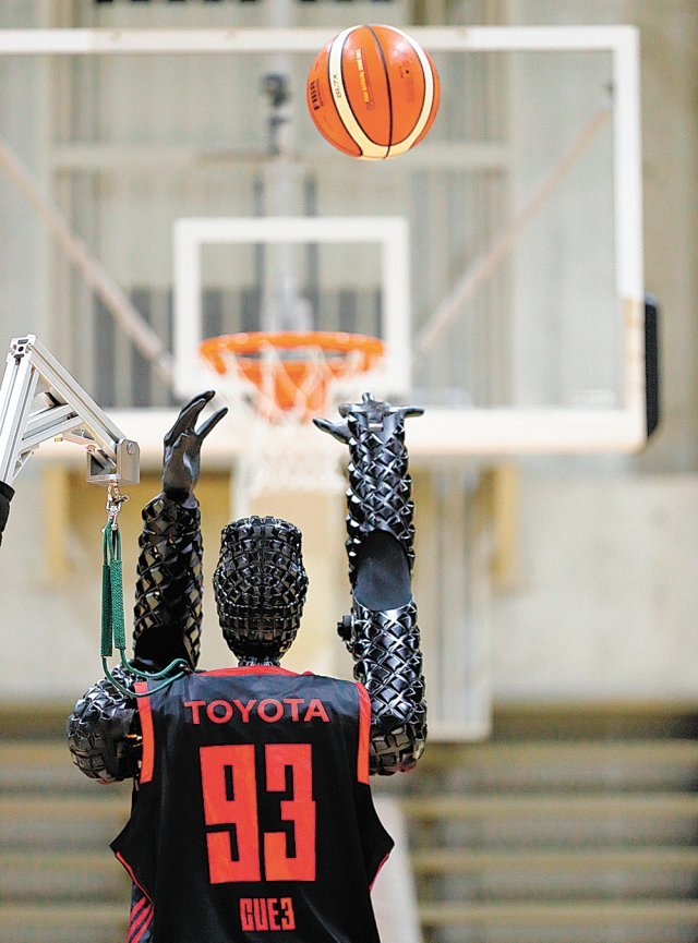 도요타의 유명 농구 로봇 ‘CUE3’는 미국-프랑스 남자 농구 경기 하프타임에 깜짝 등장해 자유투와 3점슛을 성공시켰다. 도쿄 올림픽 공식 사이트 캡처