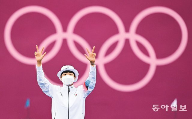 30일 일본 도쿄 유메노시마 공원 양궁장에서 열린 2020 도쿄 올림픽 여자 개인전에서 우승하면서 한국인 선수로는 첫 
여름올림픽 3관왕이 된 안산이 시상식에서 손가락 세 개를 펼쳐 보이고 있다. 도쿄=홍진환 기자 jean@donga.com