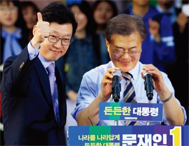 2017년 4월 30일 김경수 당시 선거대책위원회 대변인(왼쪽)이 문재인 대선후보 옆에서 유세를 돕고 있다. [뉴스1]