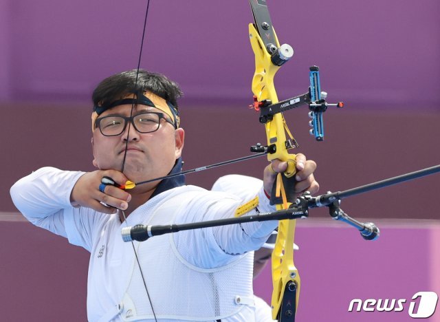 양궁 김우진이 26일 일본 도쿄 유메노시마 공원 양궁장에서 열린 2020 도쿄올림픽 양궁 남자단체전 8강에서 활을 쏘고 있다. 2021.7.26/뉴스1 © News1