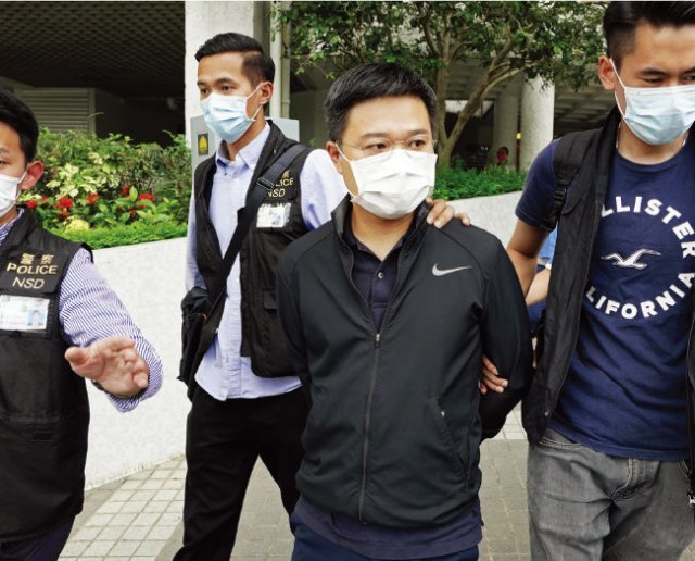 6월 17일 홍콩 경찰이 보안법 위반 혐의로 라이언 로 ‘핑궈일보’ 편집국장(오른쪽에서 두 번째)을 자택에서 체포했다. [AP=뉴시스]
