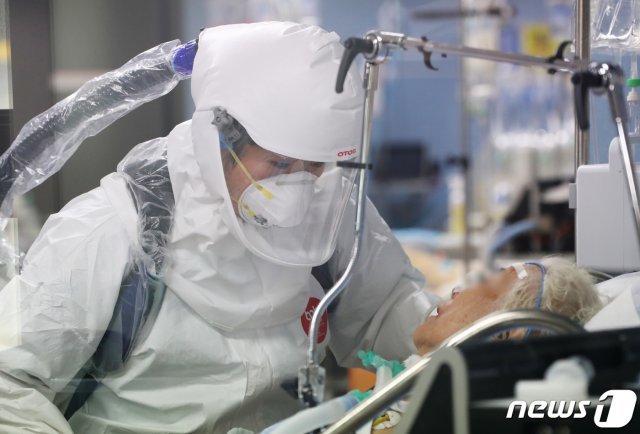 코로나19 거점 전담병원인 경기도 평택시 박애병원에서 간호사들이 환자를 돌보고 있다./뉴스1 © News1