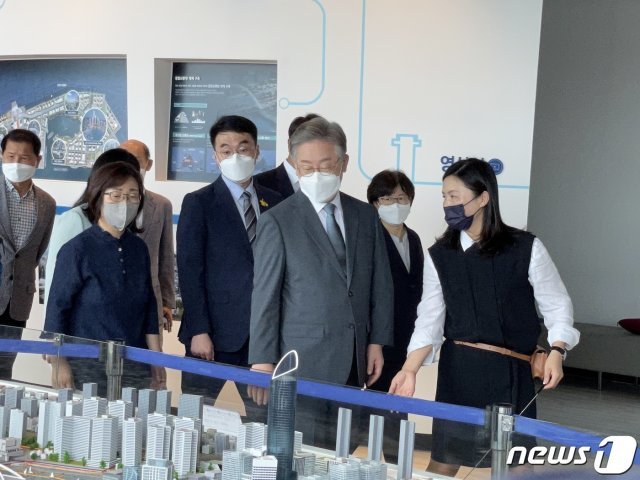31일 부산 북항 재개발 사업현장 찾은 이재명 경기지사.2021.7.31/© 뉴스1