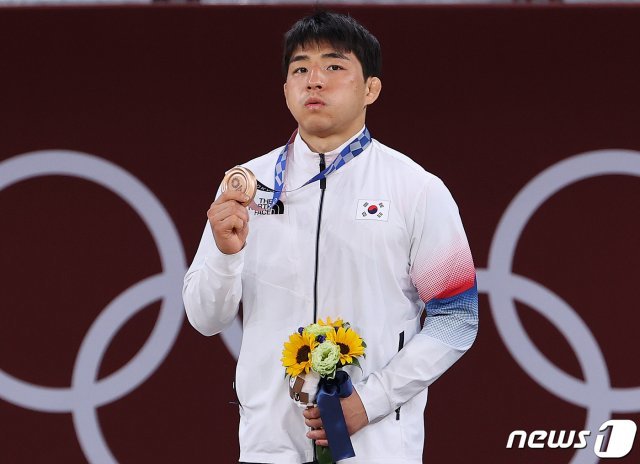 대한민국 유도 안창림이 26일 오후 일본 도쿄 지요다구 무도관에서 열린 ‘2020 도쿄올림픽’ 73kg 유도 남자 시상식에서 동메달을 목에 걸고 있다. 2021.7.26/뉴스1 © News1