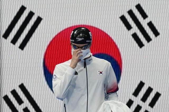 사진설명: 28일 도쿄의 아쿠아틱스 센터에서 열린 남자 수영 자유형 100m 준결승에 출전해 경기 준비를 하고 있는 모습. 황선우는 1조 경기에서 47초56으로 아시아 신기록을 세우며 결승에 올랐다. 도쿄=AP/뉴시스