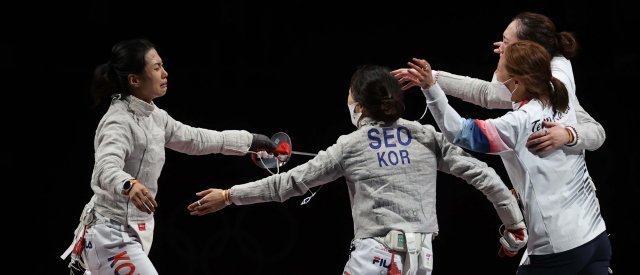 대한민국 펜싱 여자 사브르 대표팀이 31일 일본 지바 마쿠하리메세 B홀에서 열린 도쿄올림픽 펜싱 여자 사브르 단체전 3·4위전 이탈리아와의 경기에서 승리 후 환호하고 있다. 2021.07.31 지바=올림픽사진공동취재단