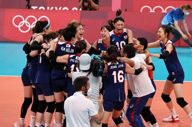 여자배구 선수들이 31일 저녁 일본 도쿄 아리아케 아레나에서 열린 2020 도쿄올림픽 여자 배구 에이(A)조 4차전 일본과의 경기에서 승리한 뒤 환호하고 있다. 2021.07.31 도쿄=올림픽사진공동취재단
