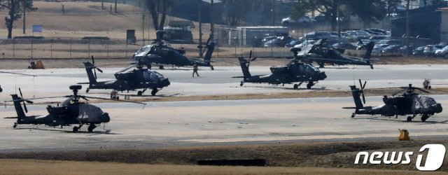 경기도 평택 소재 주한미군기지 ‘캠프 험프리스’에 계류 중인 미군 헬기들. 2021.3.8/뉴스1 © News1