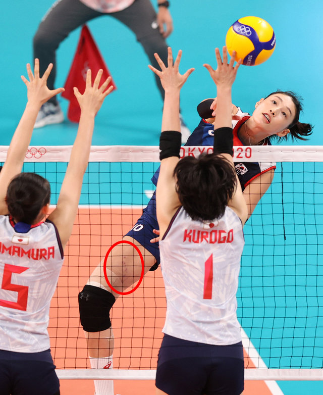 31일 오후 도쿄 아레나에서 열린 2020도쿄올림픽 여자배구 예선 A조 대한민국과 일본의 경기에서 김연경이 공격하고 있다. (뉴시스)