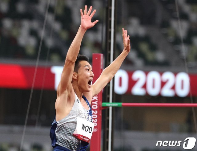 육상 국가대표 우상혁이 1일 오후 도쿄 올림픽스타디움에서 열린 ‘2020 도쿄올림픽’ 남자 높이뛰기 결승전 경기에서 2.35m에 성공하며 한국 신기록을 세우고 있다. 2021.8.1/뉴스1 © News1 올림픽사진취재단