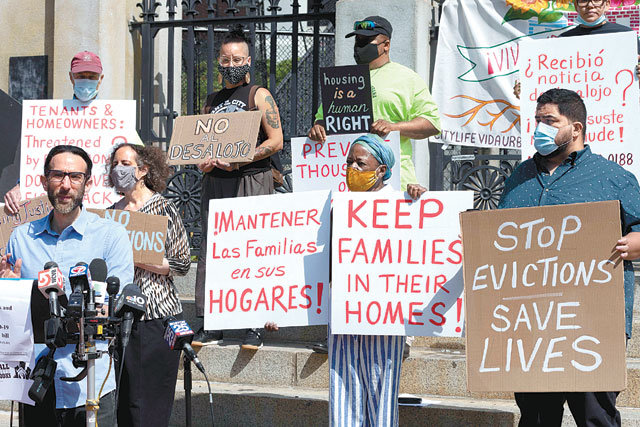 주택정의단체 회원들이 지난달 30일 미국 보스턴 의회 건물 앞에서 기자회견을 열고 세입자 퇴거 유예 조치를 연장해 달라고 촉구하고 있다. 보스턴=AP 뉴시스