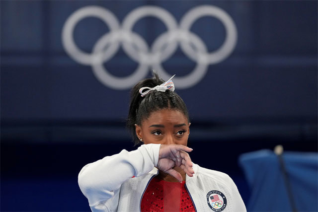 2020 도쿄 올림픽에서 기권을 선언했지만 영웅으로 떠오른 미국 체조 선수 시몬 바일스. 그녀가 밝힌 ‘금메달 부담감’에 위로와 격려의 메시지가 쏟아지고 있다. AP 뉴시스