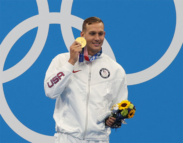 미국의 케일럽 드레슬이 1일 일본 도쿄 아쿠아틱스센터에서 열린 2020 도쿄 올림픽 수영 남자 자유형 50m 시상식에서 금메달을 손에 들고 웃고 있다. 금메달 5개를 목에 건 드레슬은 이번 대회 첫 5관왕에 올랐다. 도쿄=신화 뉴시스