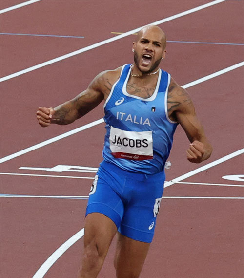 이탈리아 최초의 올림픽 남자 육상 100m 우승을 확정지은 뒤 포효하는 라몬트 마르첼 제이컵스. 도쿄=올림픽사진공동취재단