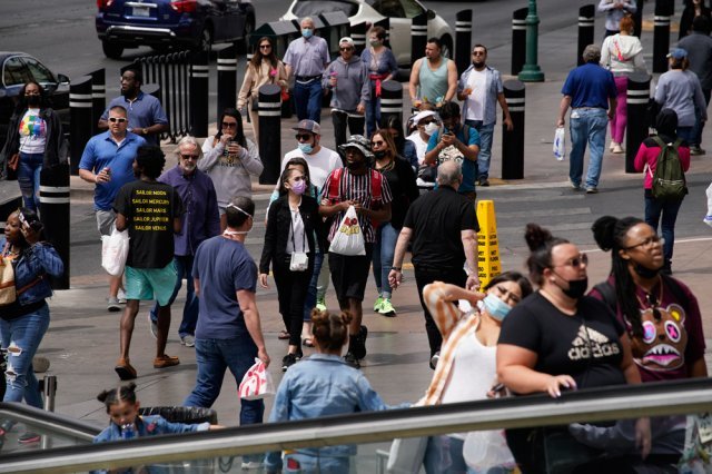 27일(현지시간) 미 네바다주 라스베이거스에서 마스크를 쓰거나 쓰지 않은 보행자들이 거리를 걷고 있다. 2021.04.28. AP 뉴시스