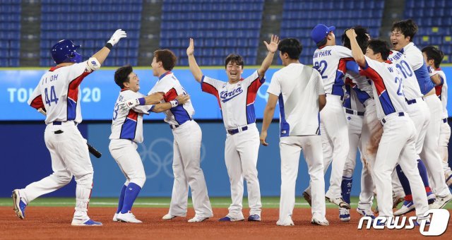 1일 저녁 일본 가나가와현 요코하마 스타디움에서 열린 ‘2020 도쿄올림픽’ 대한민국과 도미니카공화국의 야구경기에서 9회말 역전승을 거둔 한국 대표팀 선수들이 기뻐하고 있다. 2021.8.1/뉴스1 © News1