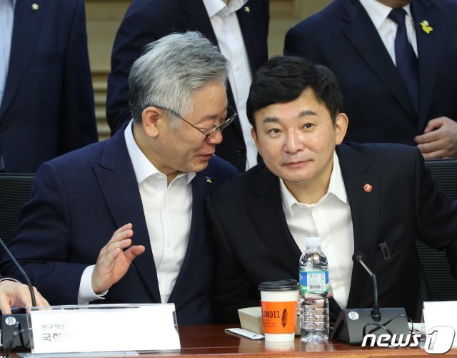 2020년 7월 30일 이재명 경기도지사와 원희룡 제주도지사가 서울 여의도 국회 의원회관에서 열린 국회 기본소득 연구포럼 창립총회 및 세미나에서 인사하고 있다. © News1