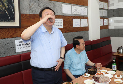 야권 대권주자인 윤석열 전 검찰총장이 지난달 27일 부산 서구의 한 식당을 방문, 지역 국회의원들과 함께 식사하면서 소주를 마시는 모습. 사진공동취재단