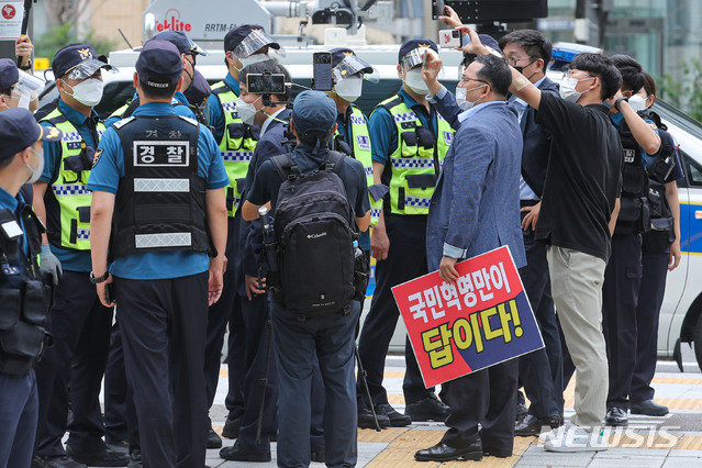 국민혁명당, 국민특검단 등을 비롯한 단원들이 2일 오전 서울 종로구 동화면세점 앞에서 열린 오세훈 
서울시장 고발 및 규탄 기자회견에서 경찰의 해산요구에 반발하며 항의하고 있다. 이들은 오는 15일 8.15 집회를 열겠다고 
예고했다. 뉴시스