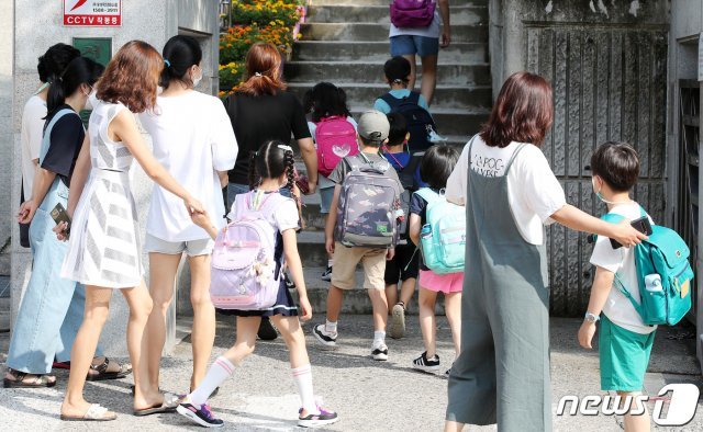 서울 한 초등학교에서 학부모들이 자녀를 배웅하고 있다.  2021.7.12/뉴스1 © News1