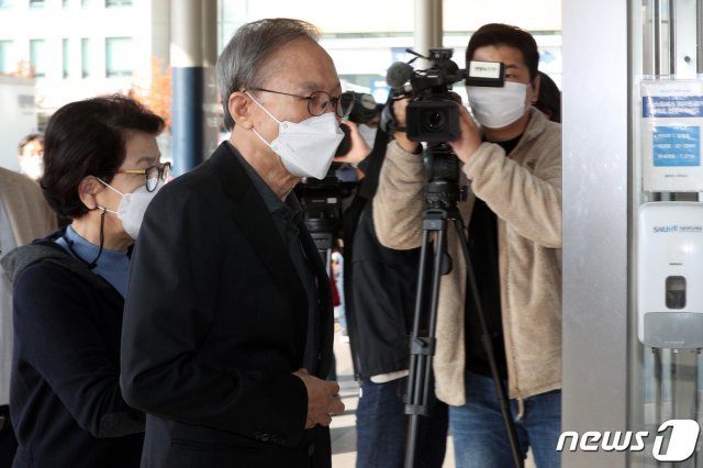 이명박 전 대통령이 지난해 10월 진료를 받기 위해 서울대병원에 들어서고 있다. 2020.10.30/뉴스1 © News1