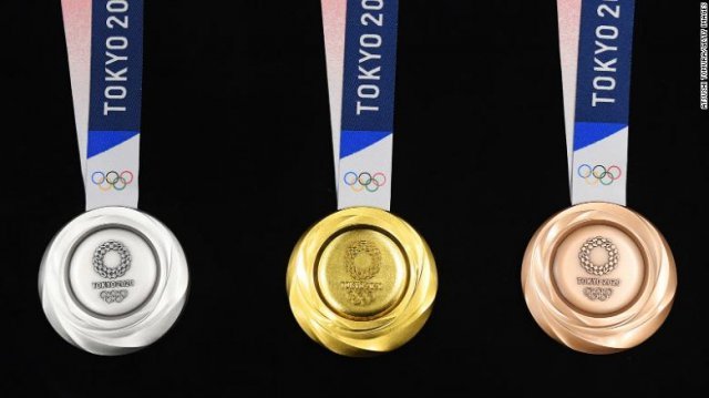 (왼쪽에서 오른쪽)2020 도쿄올림픽 은, 금, 동메달. CNN