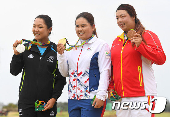 박인비(가운데)가 2020 도쿄 올림픽 여자 골프 1라운드에서 리디아 고(왼쪽), 펑산산과 함께 경기를 치른다. /뉴스1 © News1
