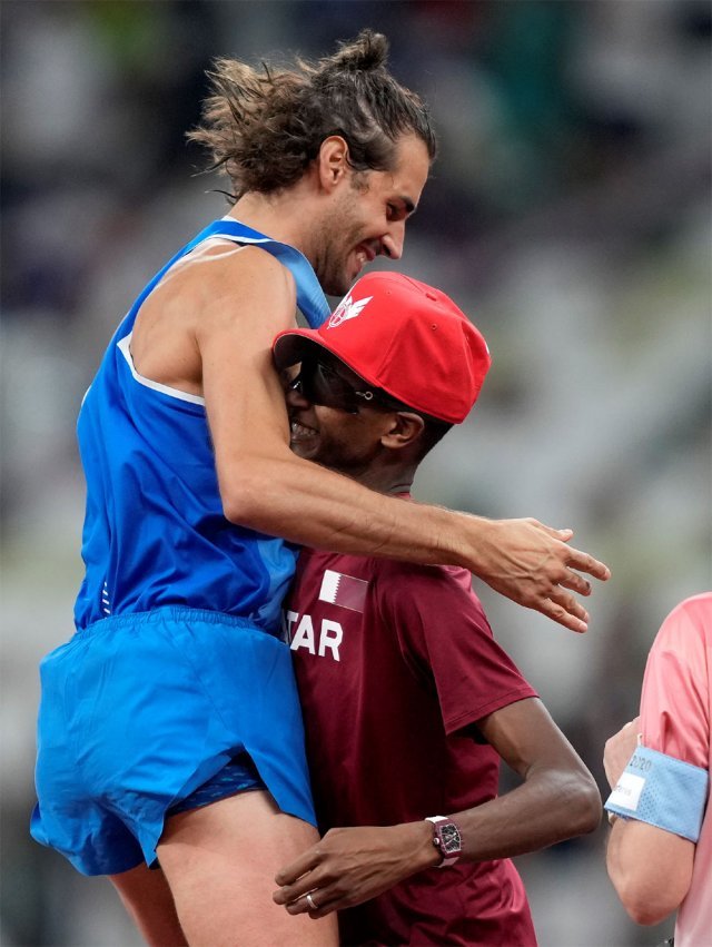 잔마르코 탐베리(이탈리아·왼쪽)와 무타즈 바르심(카타르)이 2020 도쿄 올림픽 남자 높이뛰기에서 2m37로 공동 금메달을 확정한 뒤 서로 끌어안고 기뻐하고 있다. 도쿄=AP 뉴시스