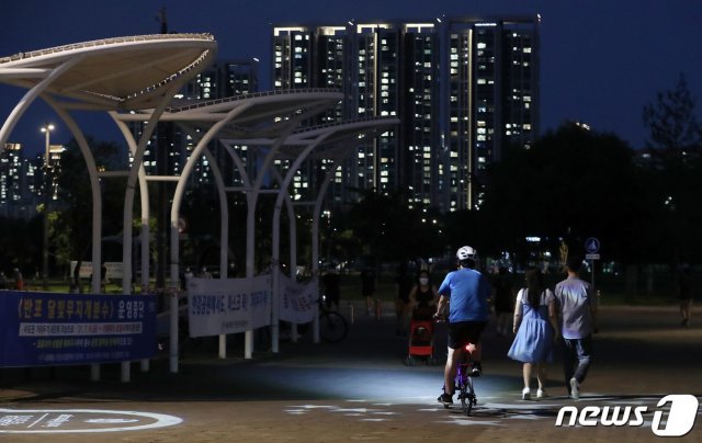 서울 최고기온이 35.9도를 기록하며 올해 최고기온을 기록한 22일 저녁 열대야를 피해 서울 한강공원 반포지구를 찾은 시민들이 야외활동을 하고 있다. 2021.7.22/뉴스1 © News1