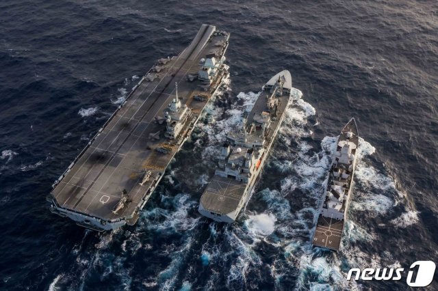 해외 순항훈련 중인 영국 해군의 ‘퀸 엘리자베스’ 항공모함 전단이 지난 1일(현지시간) 서태평양에 진입했다. 사진 왼쪽이 ‘퀸 엘리자베스’ 항모. (영국 해군 항모전단장 트위터) © 뉴스1