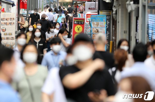 서울 명동거리에서 점심시간 직장인들이 발걸음을 옮기고 있다. 2021.6.29/뉴스1 © News1