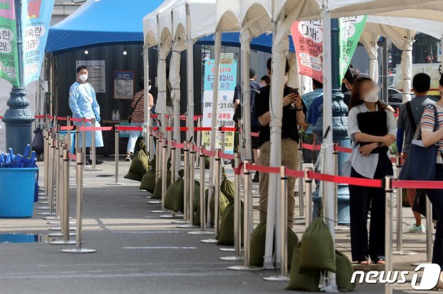 3일 오전 서울 중구 서울역광장에 마련된 신종 코로나바이러스 감염증(코로나19) 임시선별진료소에서 시민이 검사를 기다리고 있다. 2021.8.3/뉴스1 © News1