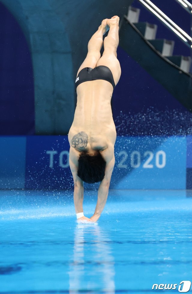 다이빙 우하람이 3일 일본 도쿄 아쿠아틱스 센터에서 열린 ‘2020 도쿄올림픽’ 남자 3m스프링보드 결승전에서 다이빙을 하고 있다. 2021.8.3/뉴스1 © News1