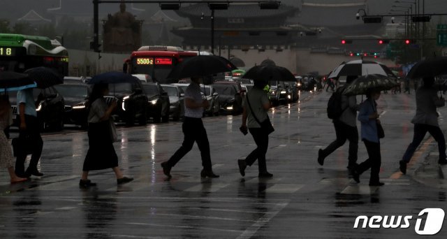 비가 내린 2일 오전 서울 광화문 네거리에 차량들이 전조등을 켠채 운행하고 있다. 기상청은 이날 서쪽에서 다가오는 기압골의 영향을 받아 전국이 대체로 흐리고 비가 내린다고 예보했다. 2021.8.2/뉴스1 © News1